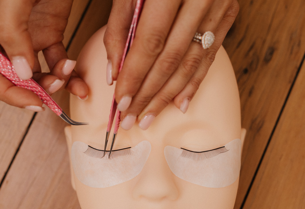The Aesthetic Studio’s Classic, Hybrid & Pre-made Volume Lash Course